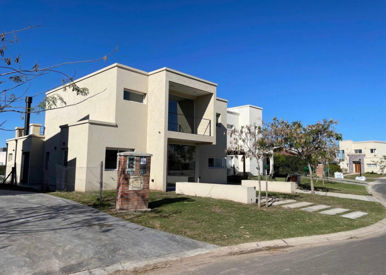 Casa en Barrio Santa Elena Pilar del Este.