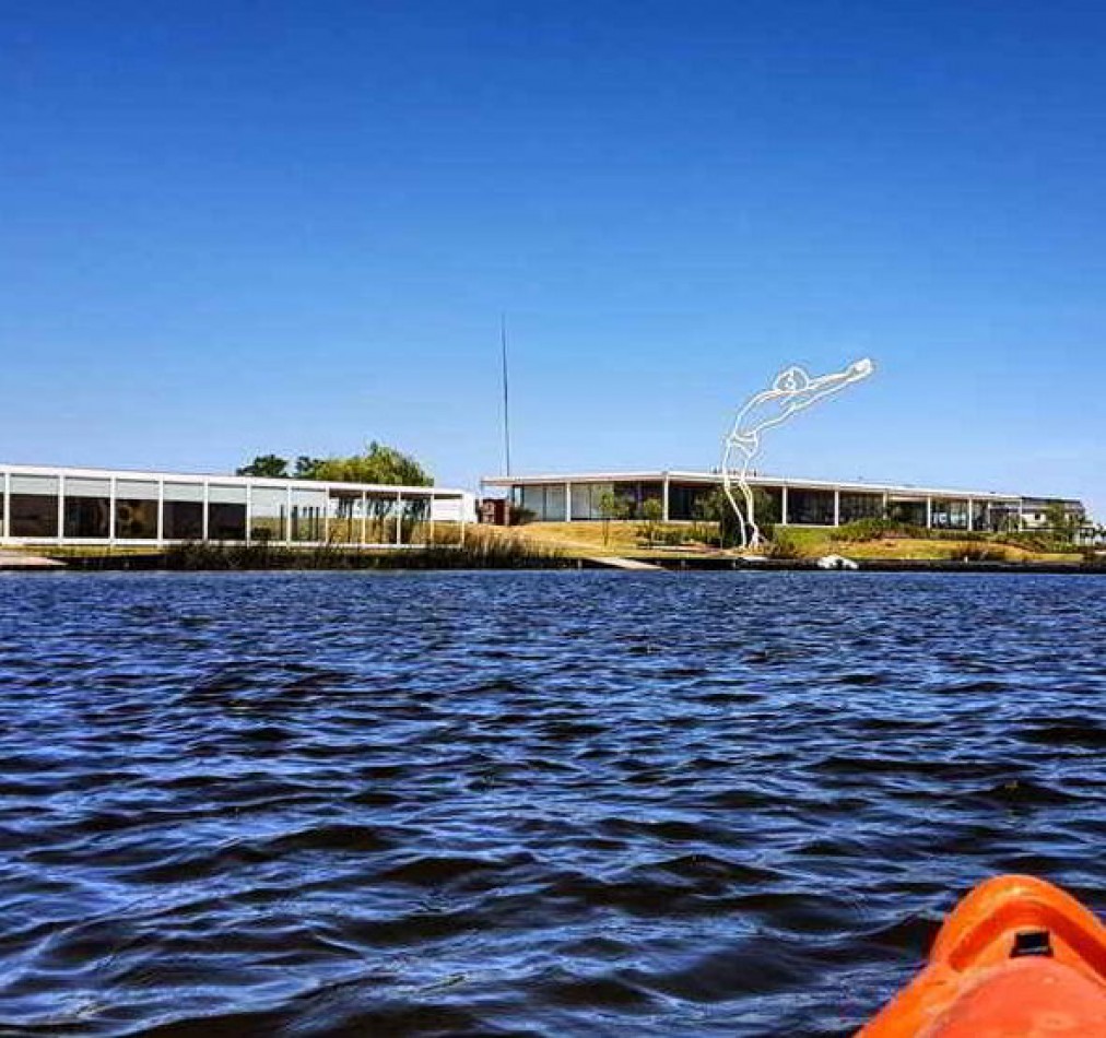 Lotes en Puertos del Lago. 