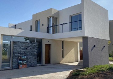 Casa en Barrio Santa Elena Pilar del Este.